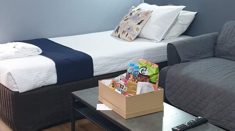 queen-bed-triple-single-bed-motel-room-ipswich-central-motel-ipswich-1